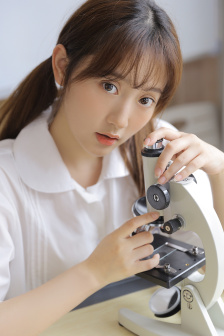 被两个两个黑人吃奶4P
